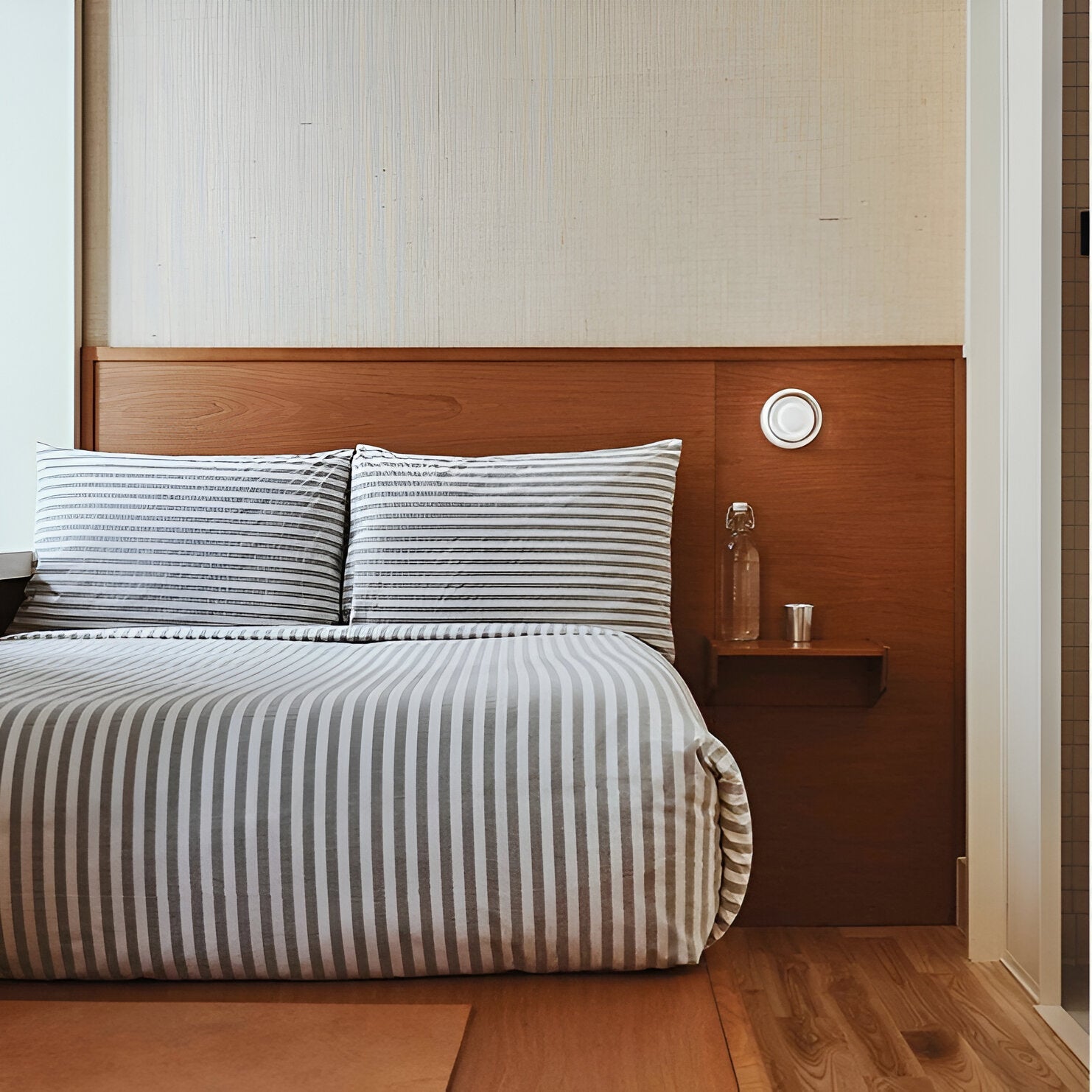 Dimple Glass Wall Sconce | Dusk-to-Dawn Sensor, 3000K Warm White